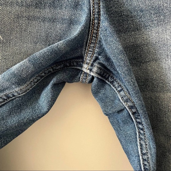 Hollister Ultra High-Rise Distressed Mom Jean 32x29 - Picture 4 of 12